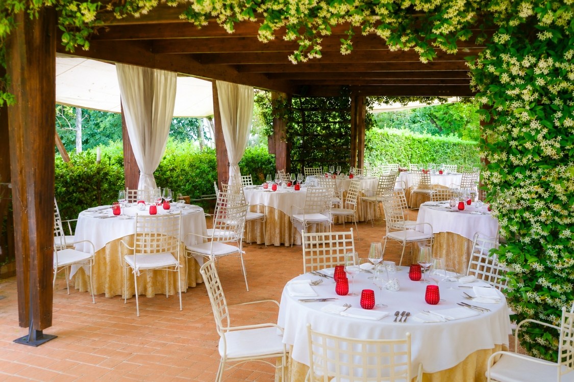 Ristorante Michelin I Rodella a Deruta - Antico Forziere tavoli esterni (Copy)